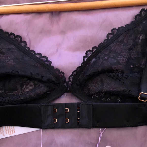 A beautiful lace triangle bra from Savage X Fenty. - Picture 5 of 6
